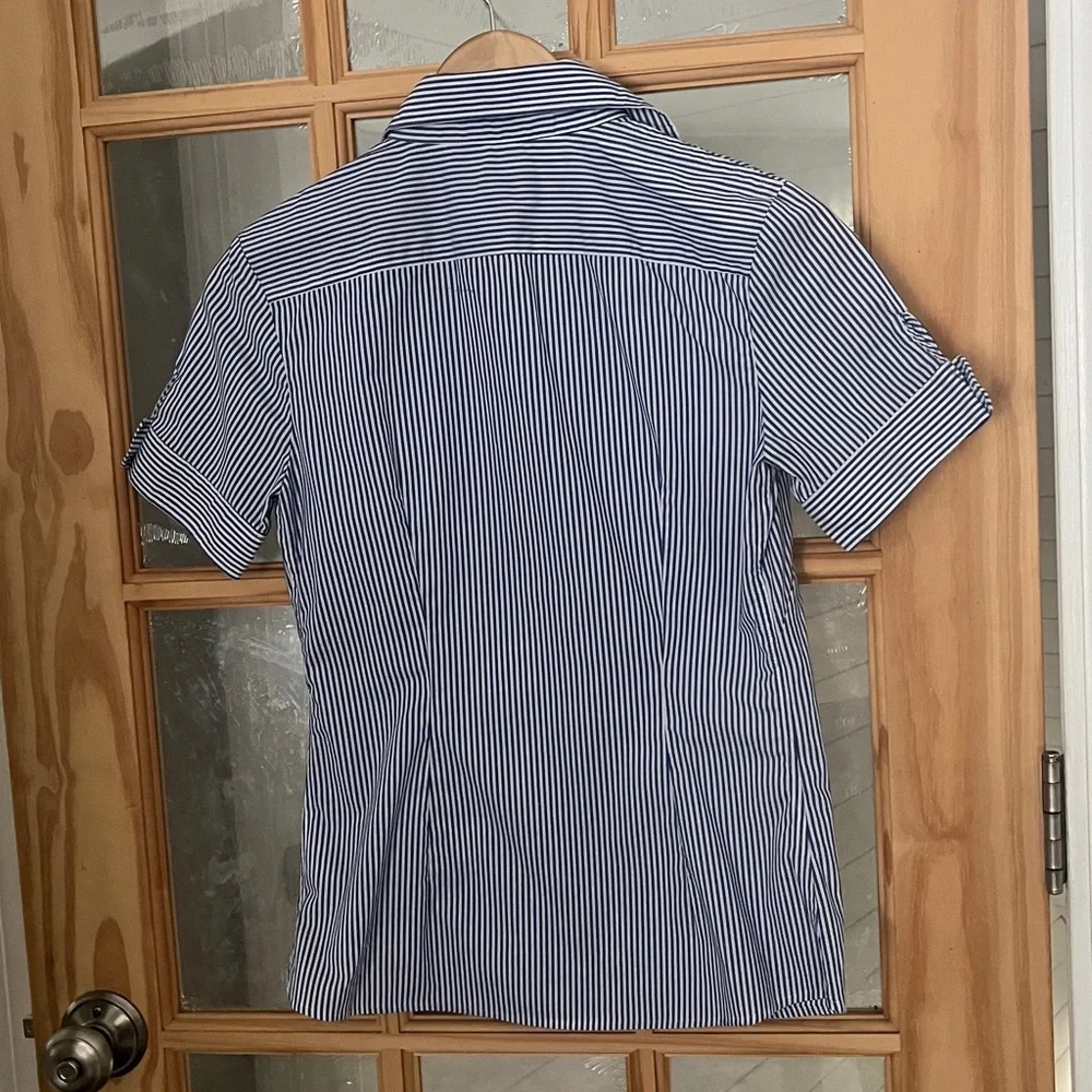 Banana Republic blue and white striped shirt. Sz 2 non iron fitted - Picture 5 of 5